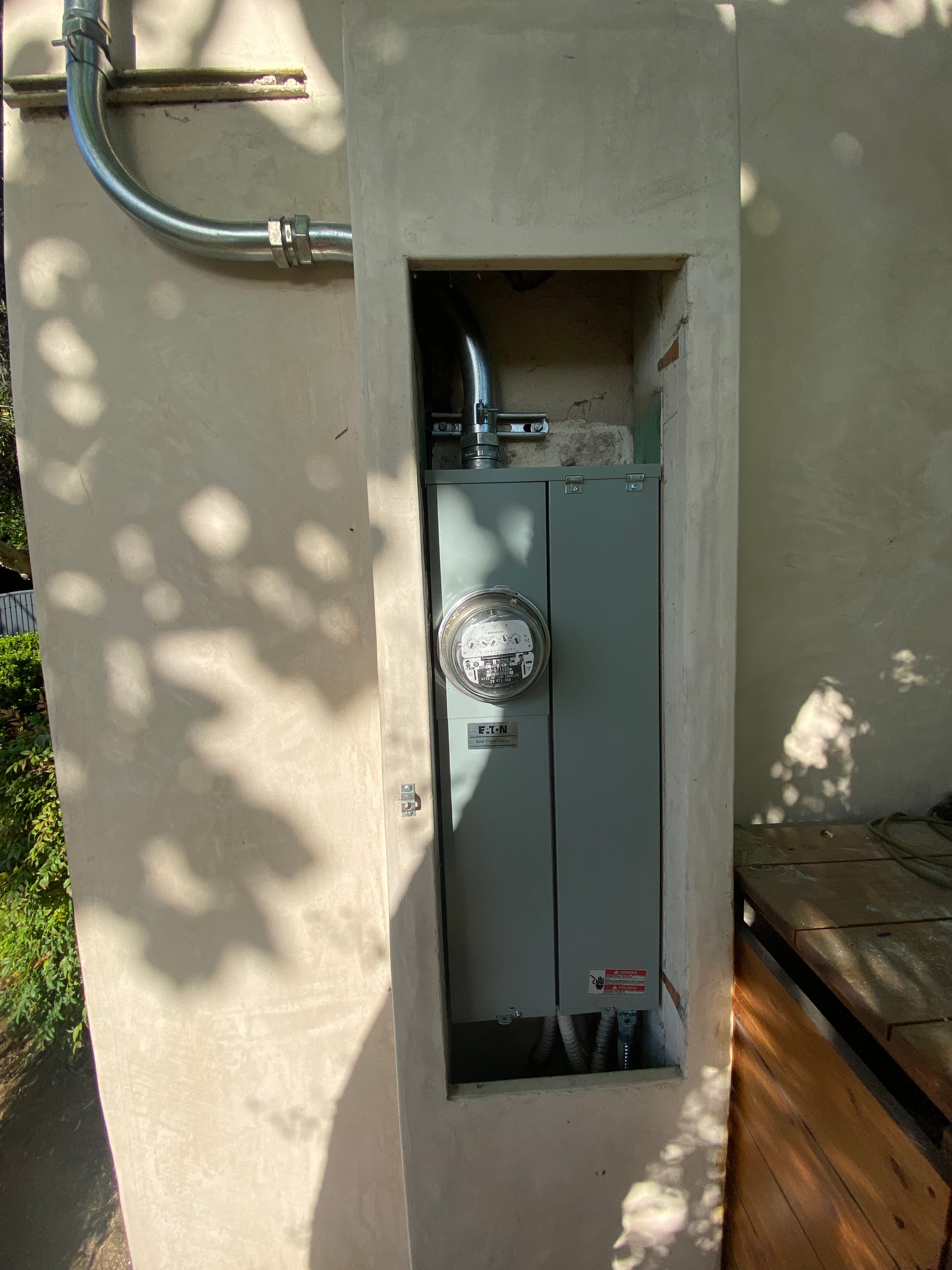 Recessed exterior meter-main combo with conduit feed